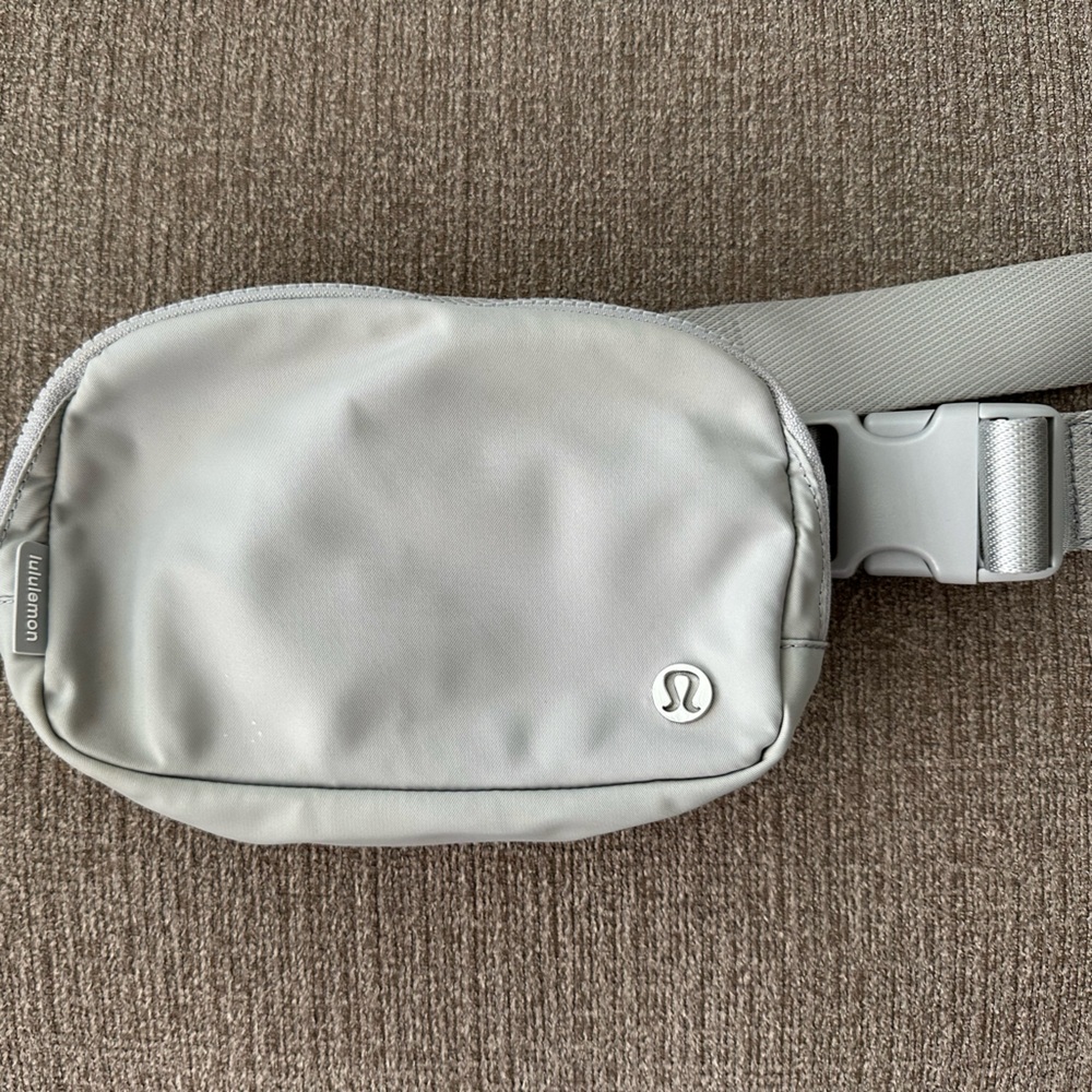 Lululemon everywhere belt bag